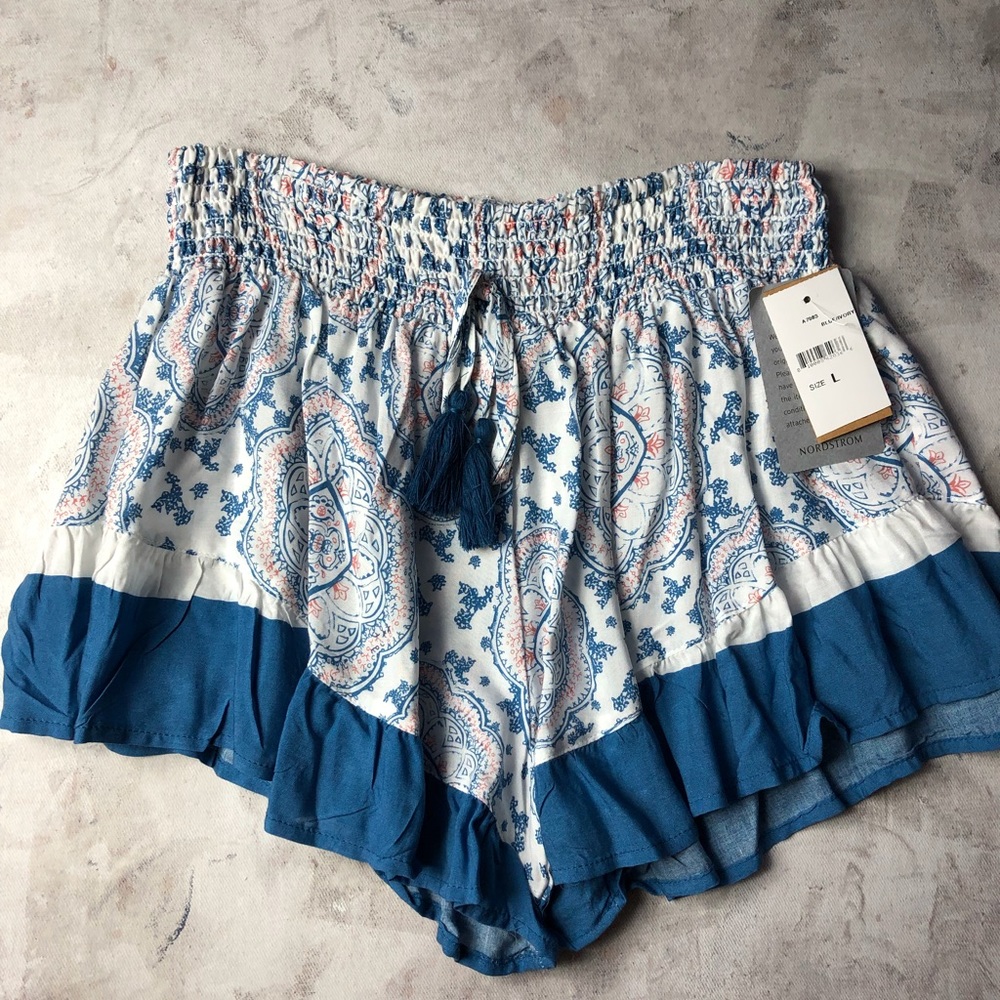Surf Gypsy tile print ruffle shorts in size L. New with tags.